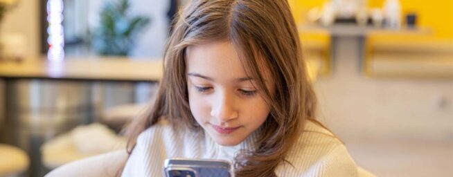 Esta es la peor edad a la que empezar a dejar a los niños tener teléfono móvil, según un estudio