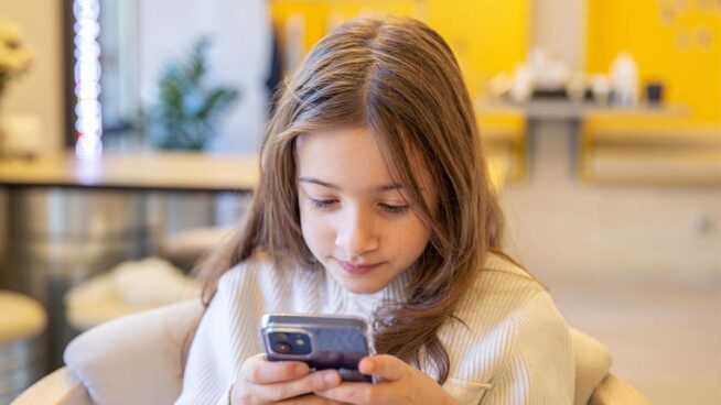 Esta es la peor edad a la que empezar a dejar a los niños tener teléfono móvil, según un estudio