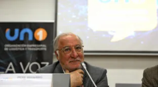 Los transportistas exigen el cese del director de la DGT por bloquear la circulación de camiones