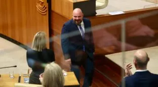 El PP se queda con el mando de la Asamblea extremeña y tensa las negociaciones con Vox