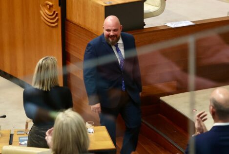 El PP se queda con el mando de la Asamblea extremeña y tensa las negociaciones con Vox