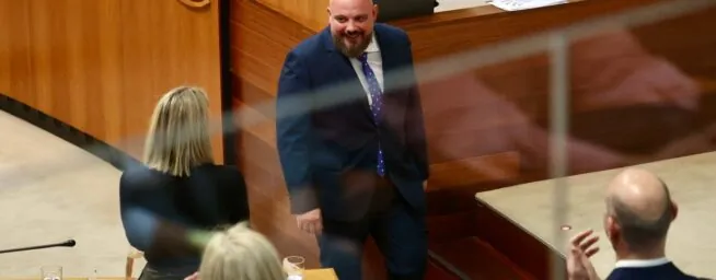 El PP se queda con el mando de la Asamblea extremeña y tensa las negociaciones con Vox