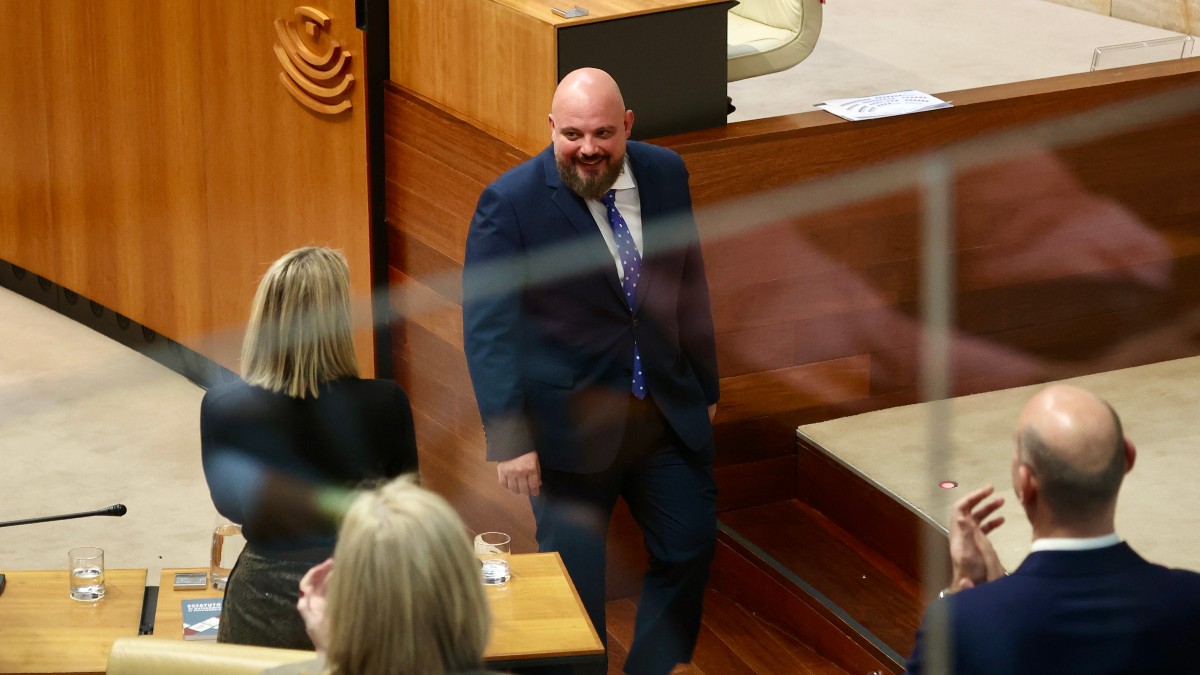 El PP se queda con el mando de la Asamblea extremeña y tensa las negociaciones con Vox