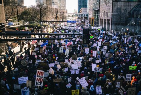 Miles de personas regresan a las calles en Minneapolis tras la muerte de Alex Pretti