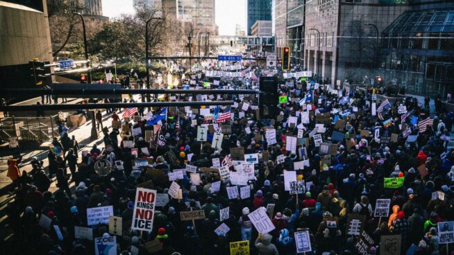 Miles de personas regresan a las calles en Minneapolis tras la muerte de Alex Pretti