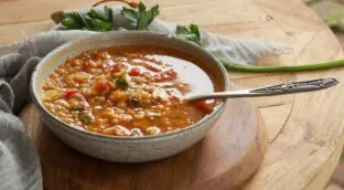 Receta de la sopa castellana de mi abuela: por menos de cinco euros y depura después de Navidad