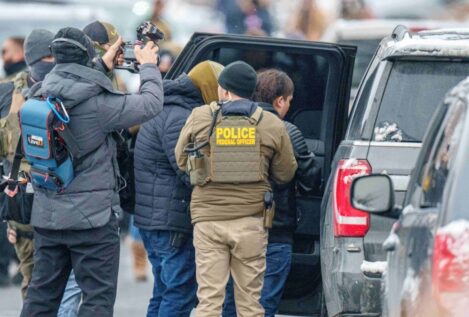 Muere una mujer tras ser tiroteada por agentes antimigratorios en una redada en Minneapolis