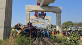 Mueren al menos 22 personas al chocar un tren contra una grúa de construcción en Tailandia