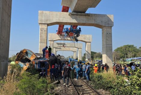 Mueren al menos 22 personas al chocar un tren contra una grúa de construcción en Tailandia