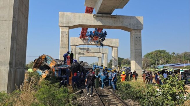 Mueren al menos 22 personas al chocar un tren contra una grúa de construcción en Tailandia