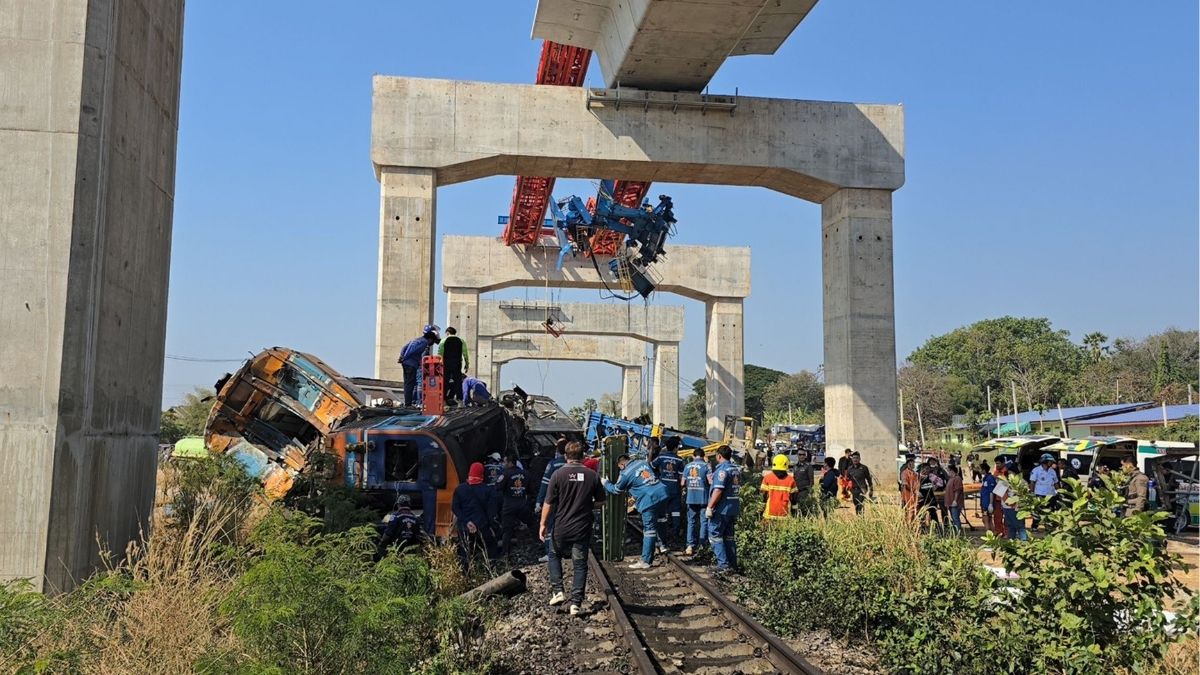 Mueren al menos 22 personas al chocar un tren contra una grúa de construcción en Tailandia