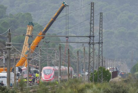 Continúan los trabajos de retirada de restos de los trenes y limpieza de las vías en Adamuz