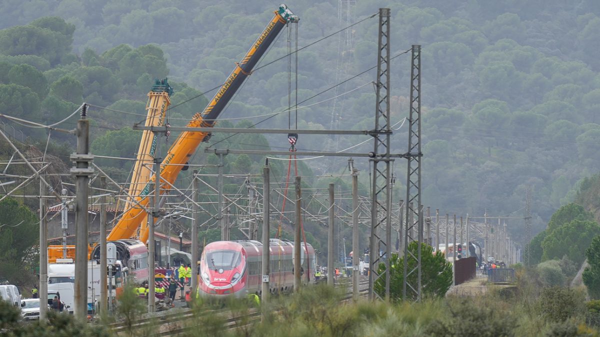Continúan los trabajos de retirada de restos de los trenes y limpieza de las vías en Adamuz