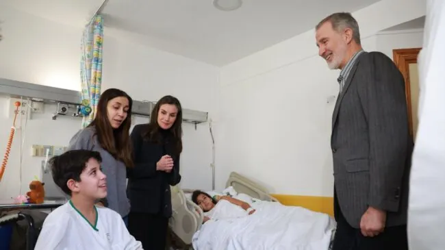 Los reyes muestran a los familiares de las víctimas «el cariño de todo el país»