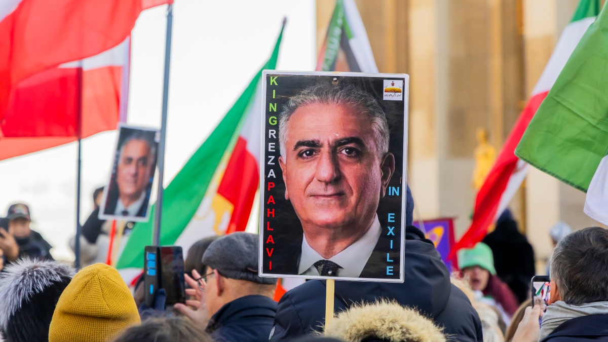 El heredero del Sha de Persia desafía a los ayatolás: Reza Pahlavi llama a la movilización
