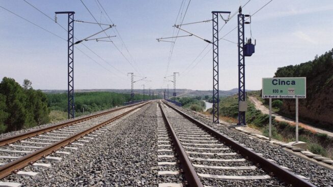 Detectan una rotura en la vía Madrid-Barcelona y ADIF obliga a ir a 80 km/h en ese tramo