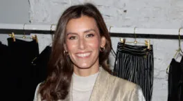 El acogedor salón de Ana Boyer en Doha con vistas al mar y una grandiosa terraza acristalada