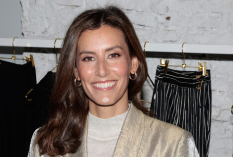 El acogedor salón de Ana Boyer en Doha con vistas al mar y una grandiosa terraza acristalada