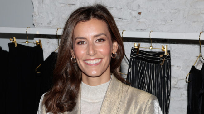 El acogedor salón de Ana Boyer en Doha con vistas al mar y una grandiosa terraza acristalada