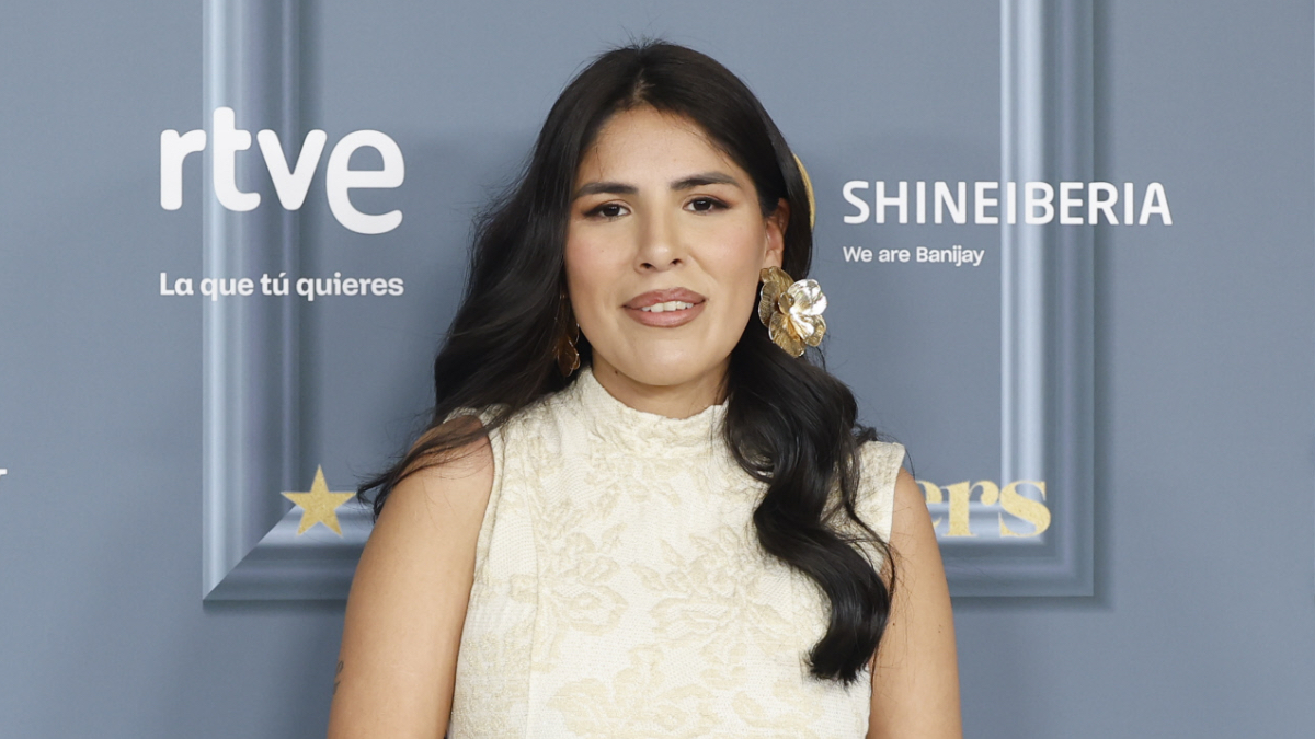 El acogedor salón de Isa Pantoja en su casa de Cádiz: un rincón cálido y el sofá de sus sueños