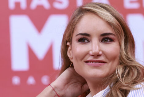 El salón rural de Alba Carrillo en su casita de Ávila tiene la chimenea ideal para los días de frío