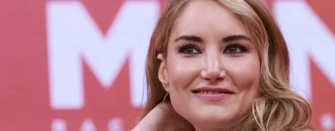 El salón rural de Alba Carrillo en su casita de Ávila tiene la chimenea ideal para los días de frío