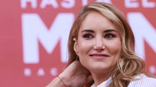 El salón rural de Alba Carrillo en su casita de Ávila tiene la chimenea ideal para los días de frío