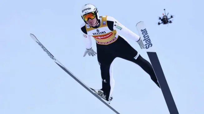 El esloveno Domen Prevc gana el tradicional salto de esquí de año nuevo en Alemania