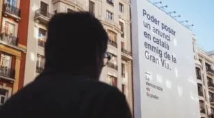 El Gobierno gastó 24.000 euros en la lona en catalán de la Gran Vía por la muerte de Franco