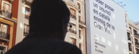 El Gobierno gastó 24.000 euros en la lona en catalán de la Gran Vía por la muerte de Franco