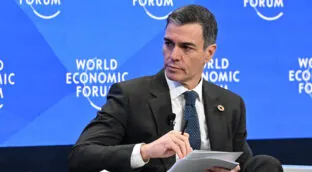 Davos detecta en España problemas de polarización, infraestructuras y pensiones