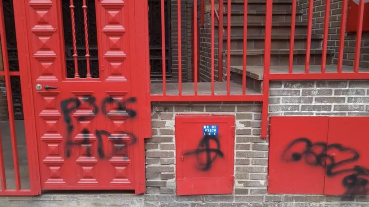 Vandalizan de nuevo la sede del PSOE de Leganés con símbolos fascistas