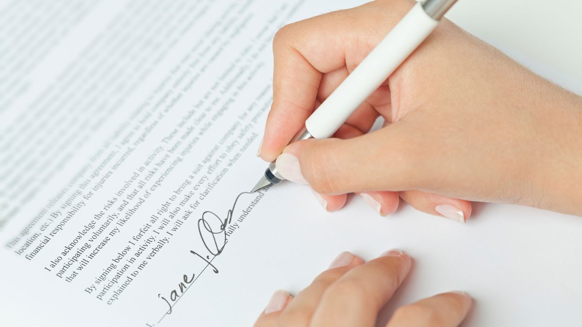 ¿Qué significa subrayar tu nombre en la firma? Descubre lo que dice la psicología sobre este gesto