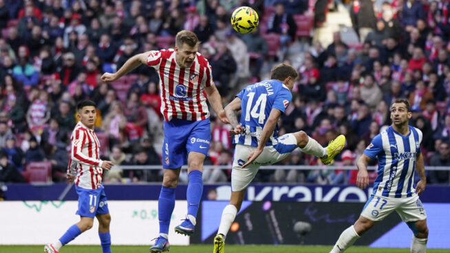 Un gol de Sorloth da la victoria a un Atlético que pidió la hora frente al Alavés en el Metropolitano