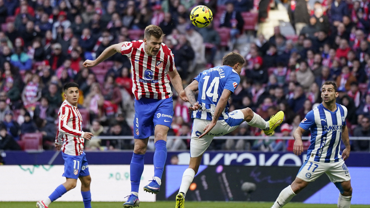 Un gol de Sorloth da la victoria a un Atlético que pidió la hora frente al Alavés en el Metropolitano