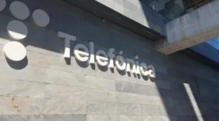 Telefónica ultima en Reino Unido la primera gran compra de su plan estratégico