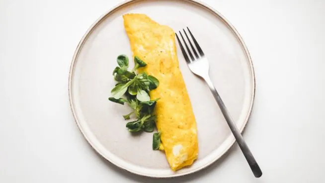 Por qué la tortilla francesa es el desayuno que te mantiene saciado toda la mañana