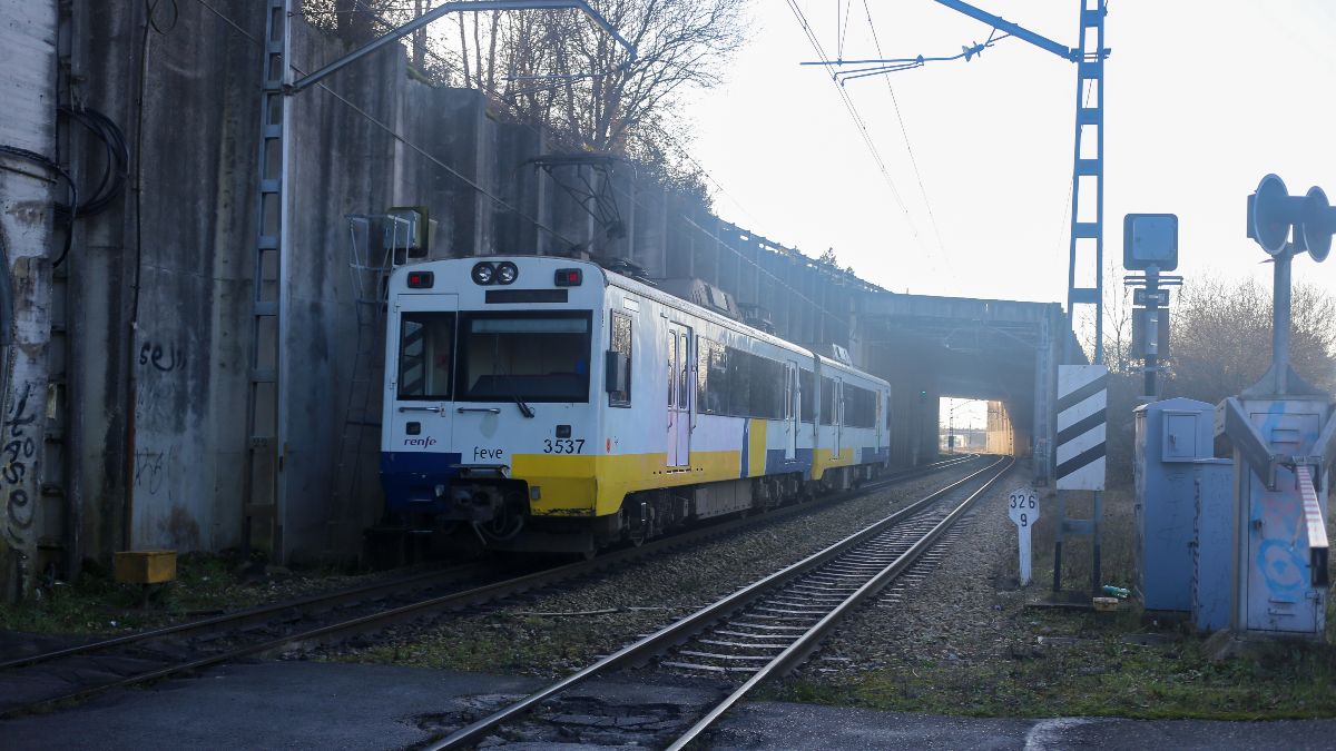 Un desprendimiento provoca daños en un cercanías en Asturias: no hay heridos