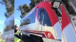 La grúa que impactó contra un tren en Cartagena reparaba una línea eléctrica