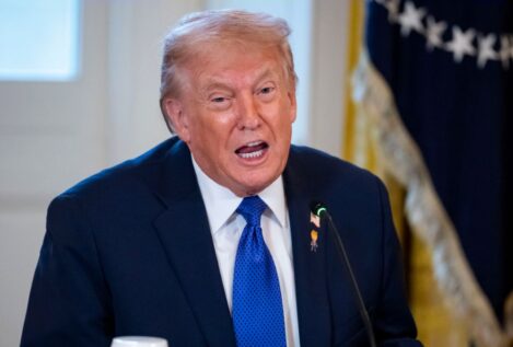 Trump dice que el Ejército de EEUU está «analizando muy seriamente» intervenir en Irán