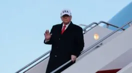 Trump hace un gesto ofensivo a un trabajador de Ford que le tildó de «protector de pedófilos»