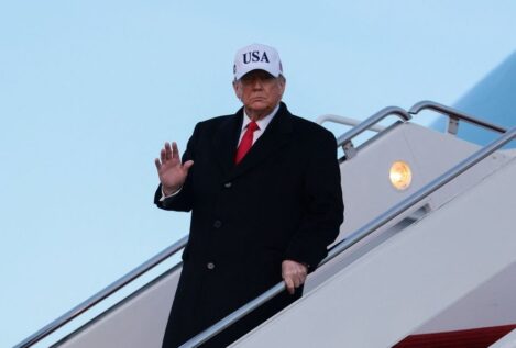 Trump hace un gesto ofensivo a un trabajador de Ford que le tildó de «protector de pedófilos»