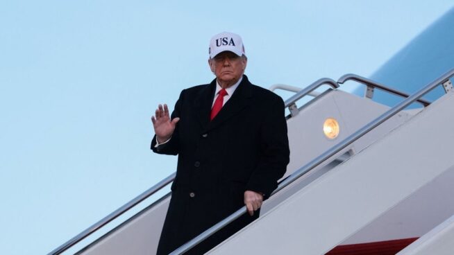 Trump hace un gesto ofensivo a un trabajador de Ford que le tildó de «protector de pedófilos»