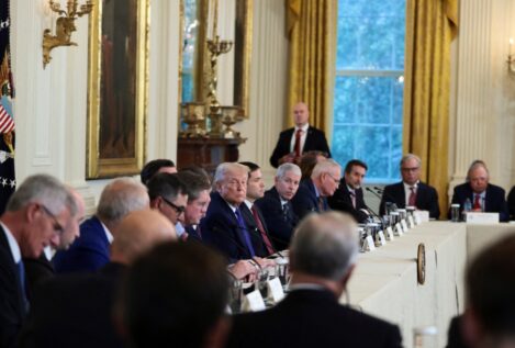 Trump pide a las petroleras invertir 100.000 millones en Venezuela para reactivar la industria