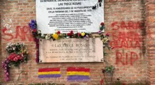 Pedro Sánchez lamenta el acto vandálico en la tumba de las Trece Rosas