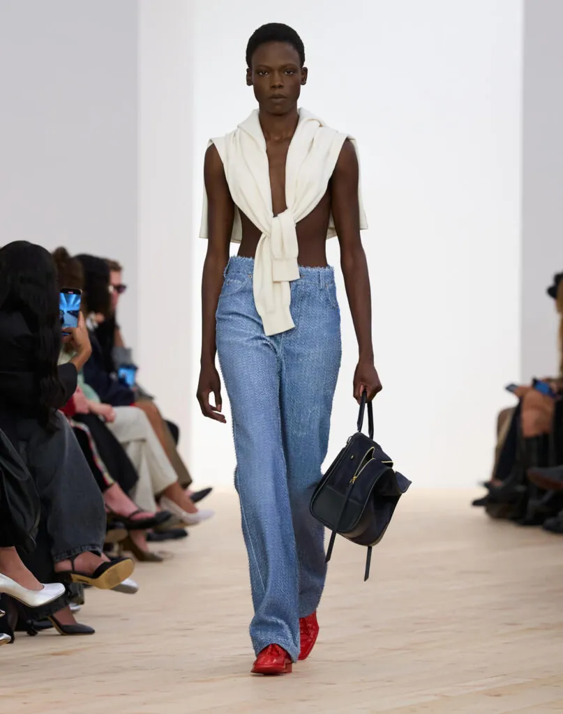 Desfile de la firma Loewe con vaqueros tendencia