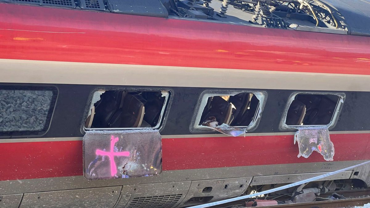 Dos grúas más se incorporan a los trabajos para levantar vagones que volcaron en Adamuz