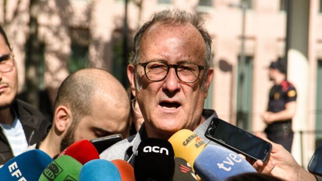 Òmnium exige a instituciones y partidos que se preparen para «defender la escuela en catalán»