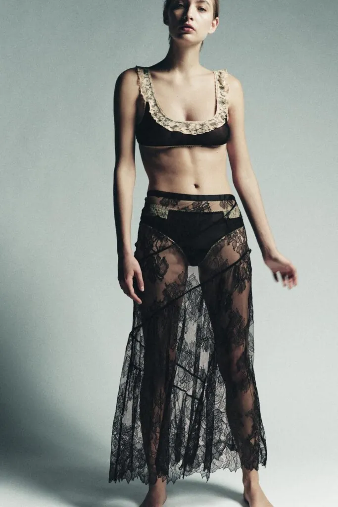 Falda de encaje negro de Zara. (PVP: 49.95€)