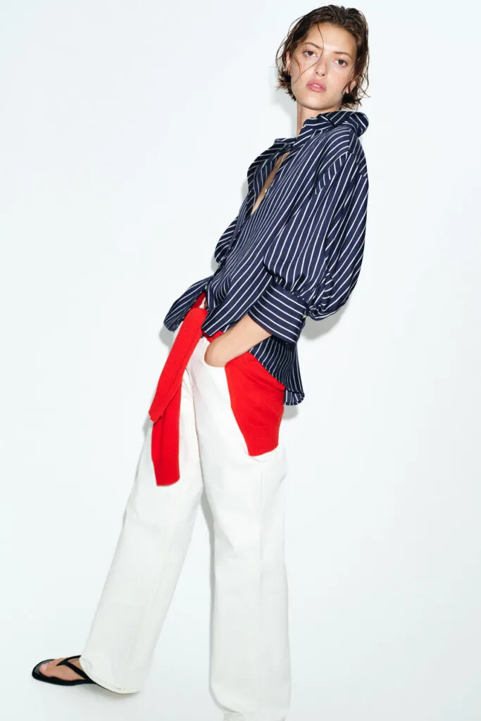 Look de estilo marinero de Zara. (PVP Camisa de rayas: 27.95€)